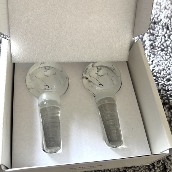 Bomshee Posh Glass Wine Stoppers - Picture 1 of 7